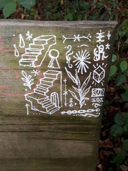 Un dessin sur un banc au Gros Chêne à Nans sous Sainte Anne...