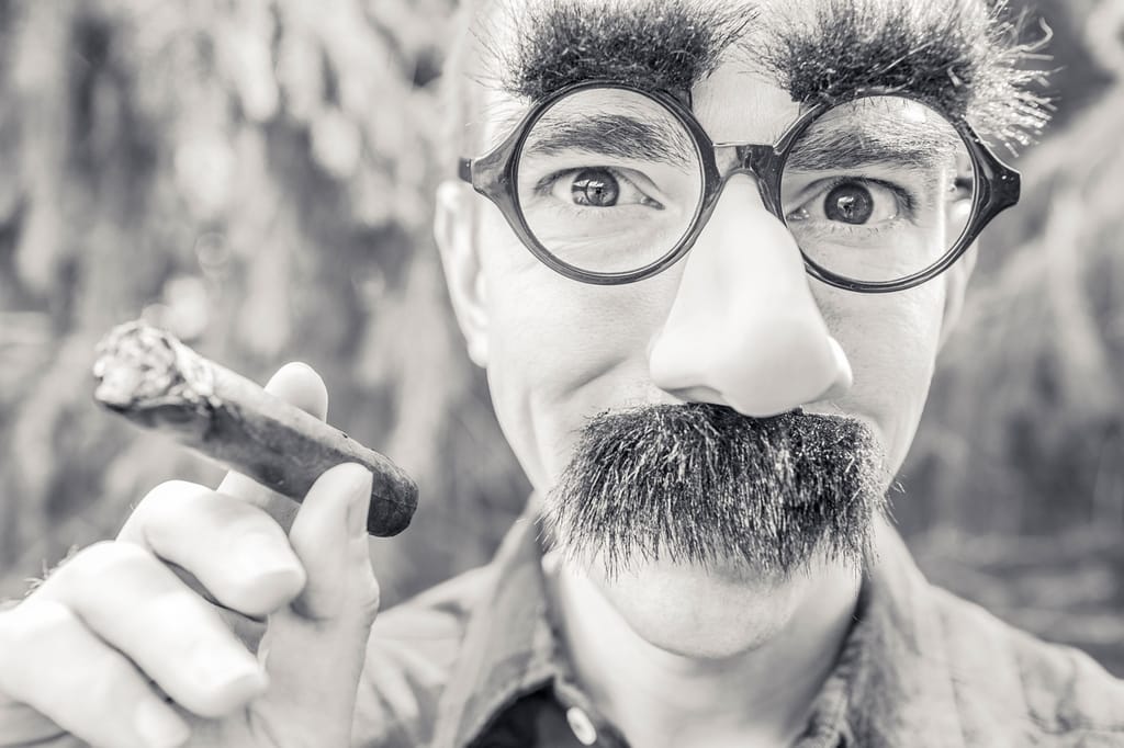 un homme à la grosse moustache