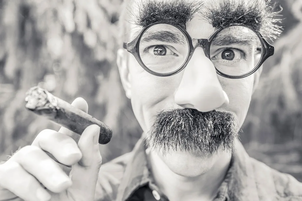 un homme à la grosse moustache