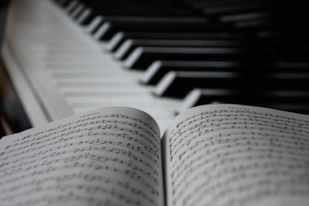 Une partition et un clavier de piano